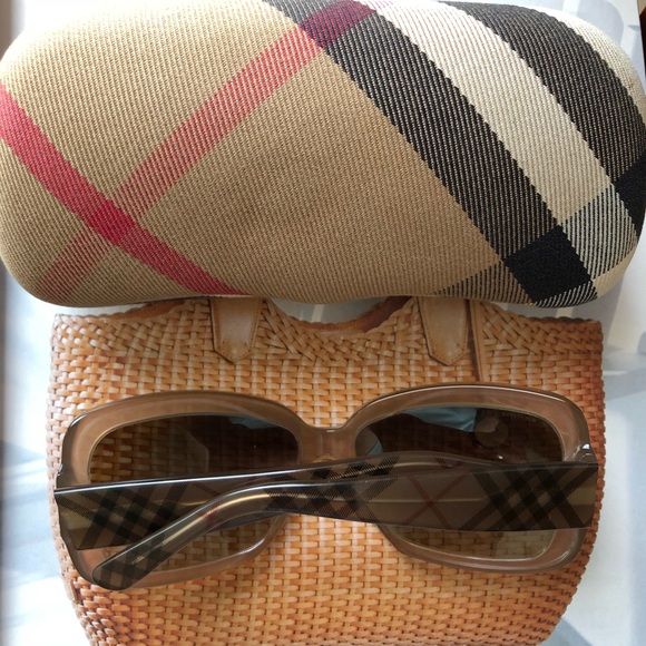 Burberry Accessories - 💥1 HR. SALE! 💥 Burberry Sunglasses
